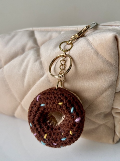 Brelok szydełkowy DONUT Z CZEKOLADOWĄ POLEWĄ