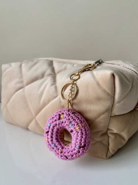 Brelok szydełkowy DONUT Z RÓŻOWA POLEWĄ