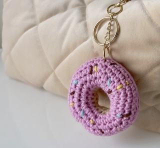 Brelok szydełkowy DONUT Z RÓŻOWA POLEWĄ