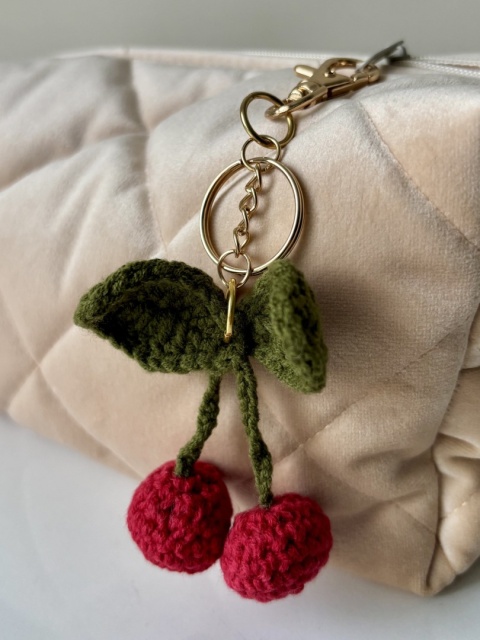 Brelok szydełkowy WISIENKI