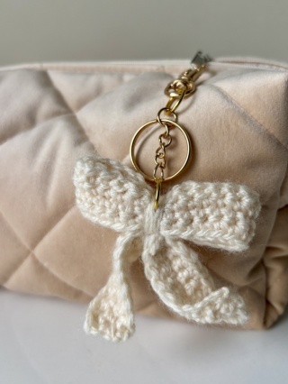 Brelok szydełkowy z wełny KOKARDKA ECRU