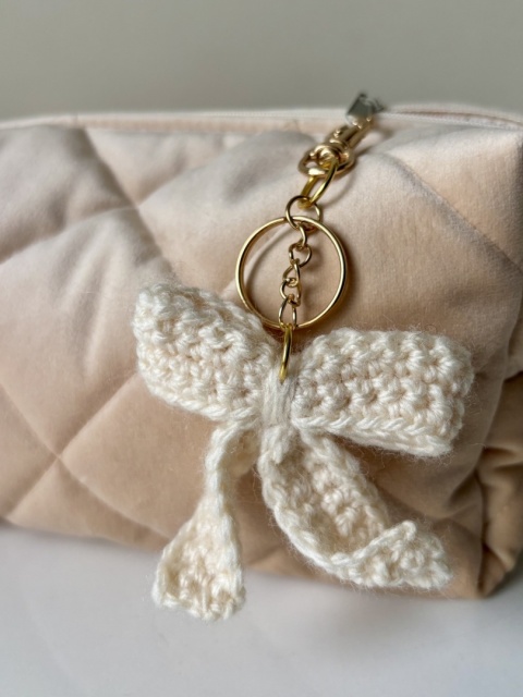 Brelok szydełkowy z wełny KOKARDKA ECRU