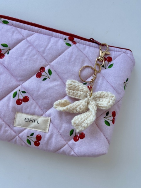 Brelok szydełkowy z wełny KOKARDKA ECRU