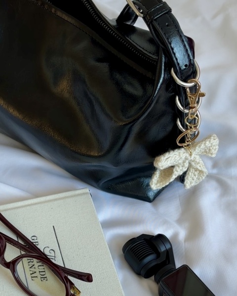 Brelok szydełkowy z wełny KOKARDKA ECRU