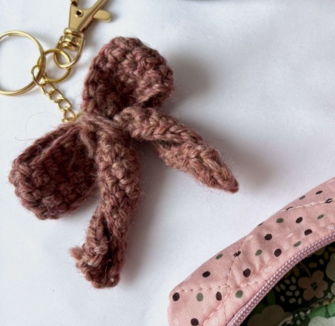 Brelok szydełkowy z wełny KOKARDKA RÓŻOWA