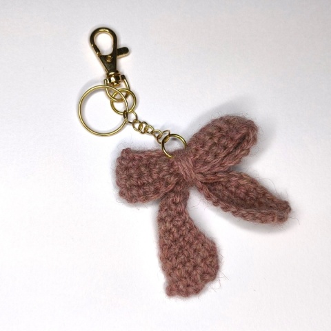 Brelok szydełkowy z wełny KOKARDKA RÓŻOWA