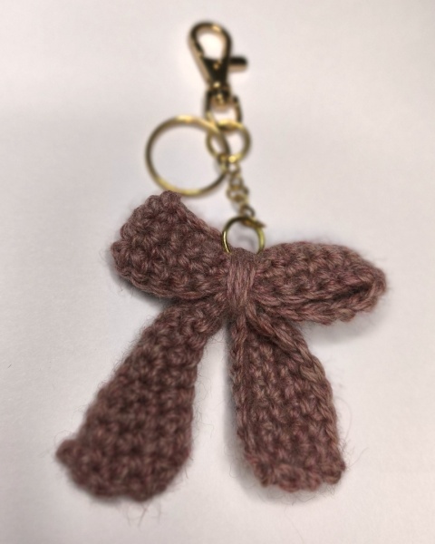 Brelok szydełkowy z wełny KOKARDKA RÓŻOWA